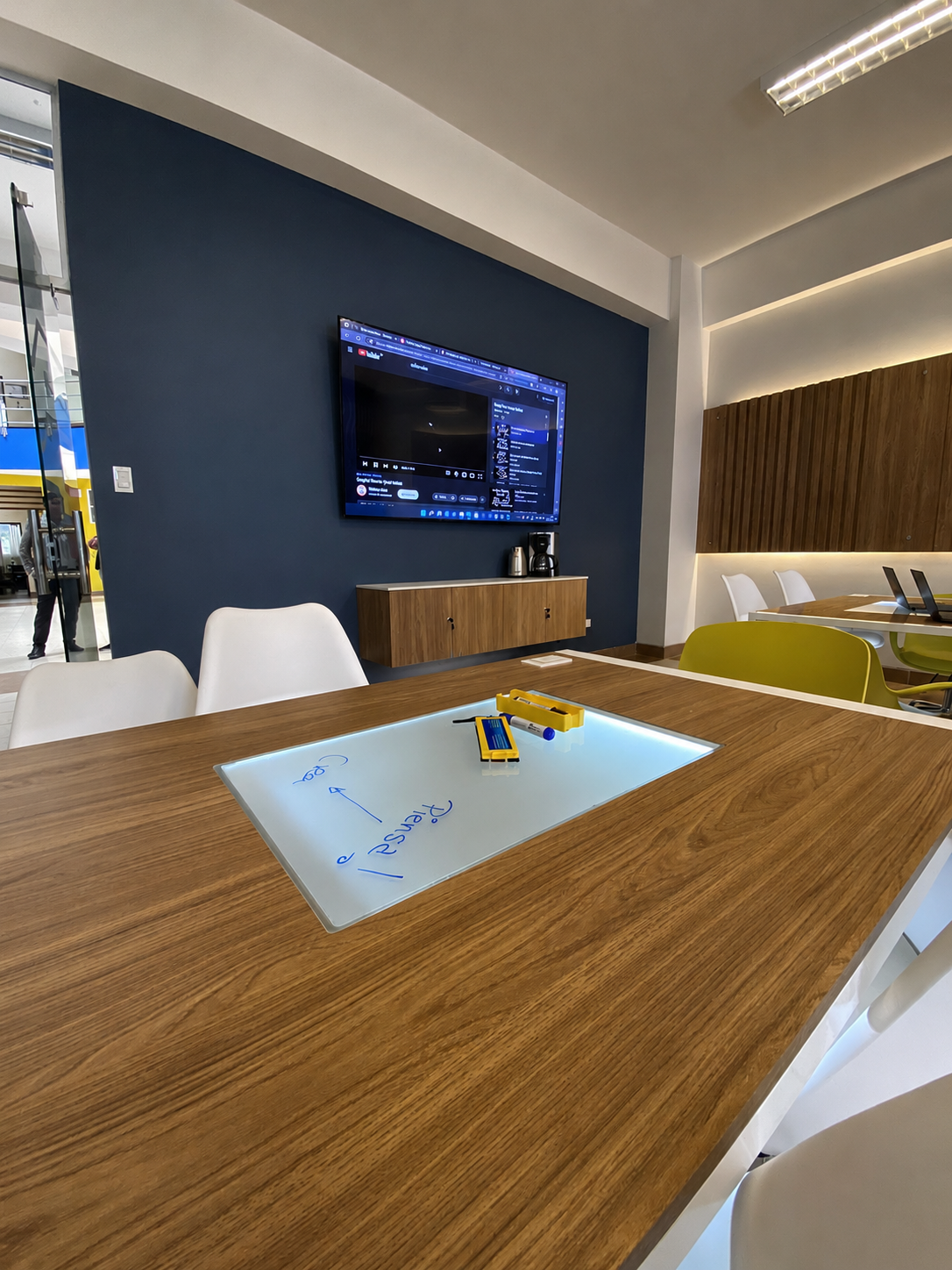 TecLab de Ingeniería de Sistemas con pantalla, iluminación, climatización y equipamiento inteligente IoT.